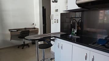Suite | Eigene Küche | Kühlschrank, Mikrowelle, Wasserkocher mit Kaffee-/Teezubehör, Reiskocher