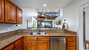 Condo, nhiều giường (Country Club Villas#326) | Bếp riêng | Lò nướng, lò nướng bánh mì, khăn giấy 