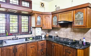 Kühlschrank, Mikrowelle, Herdplatte, Wasserkocher