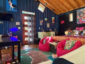 1 室のベッドルーム、デスク、WiFi、ベッドシーツ