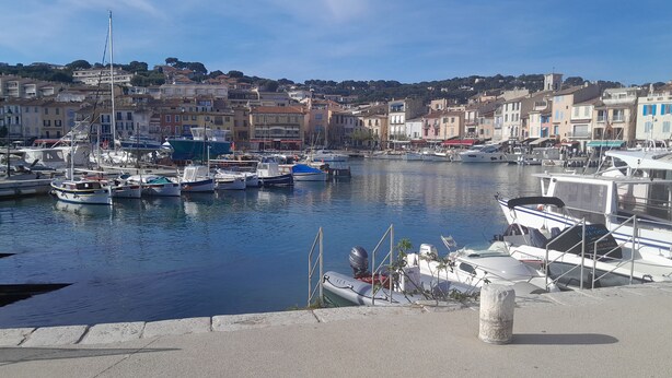 A marina with boats docked, a clear sky, and buildings in the background. - 1 Bedroom Apartment in Cassis (Cassis)