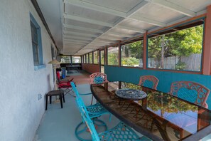 屋外ダイニングエリア