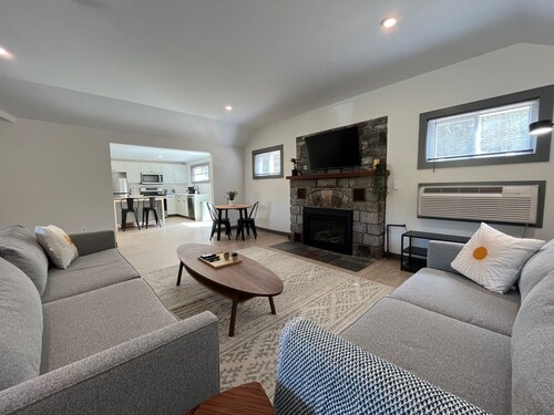 Luxe Berkshires Ski Retreat w/ Fireplace, King Bed, Chef's Kitchen, Washer/Dryer