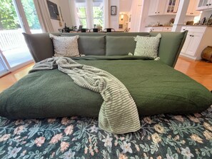 Smart-TV, peis, bøker og stereoanlegg