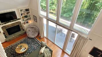 Smart TV, chimenea, libros y estéreo