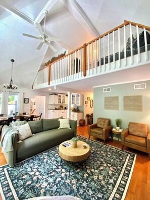 Smart-TV, peis, bøker og stereoanlegg