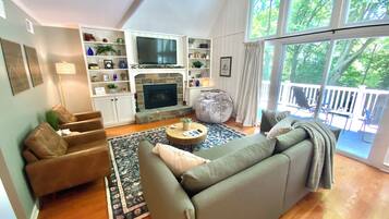 Smart TV, chimenea, libros y estéreo