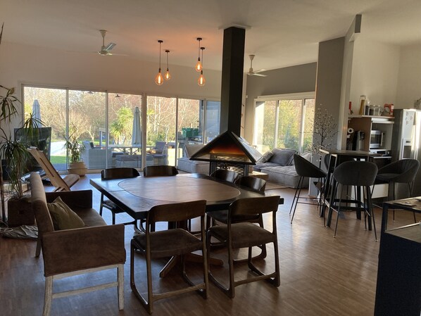 Living area - Villa 290m2, Piano, Piscine et Spa, Parc Arboré Entre Bordeaux et St Emilion (Sallebœuf)