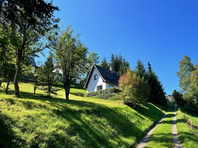 Gemütliche Berghütte mit Kamin im Erzgebirge Nahe Schwarzwassertal