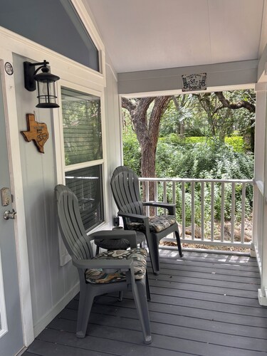 TINY HOME  Close to downtown New Braunfels, Gruene and Schlitterbahn Waterpark.