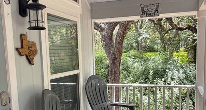 TINY HOME Close to downtown New Braunfels, Gruene and Schlitterbahn Waterpark.