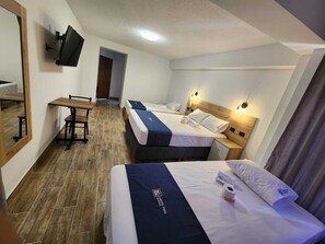Habitación triple Confort | Ropa de cama de alta calidad y edredones de plumas