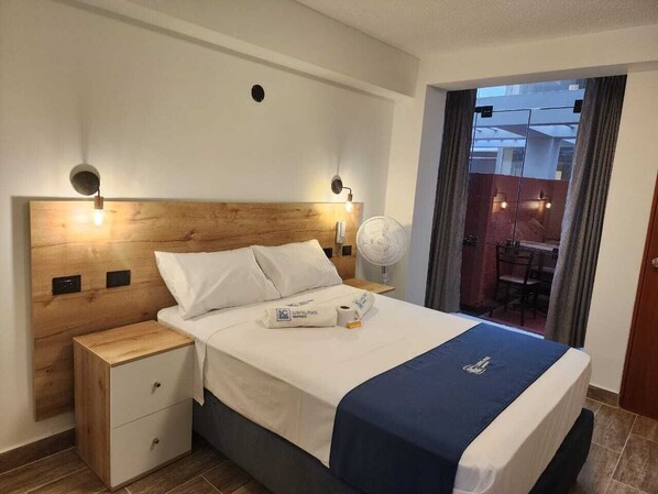 Habitación estándar, 1 cama doble, vistas al patio | Ropa de cama de alta calidad y edredones de plumas