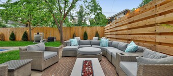 Private Getaway with heated pool, Hot Tub & Designer Touches, Walkable Dining