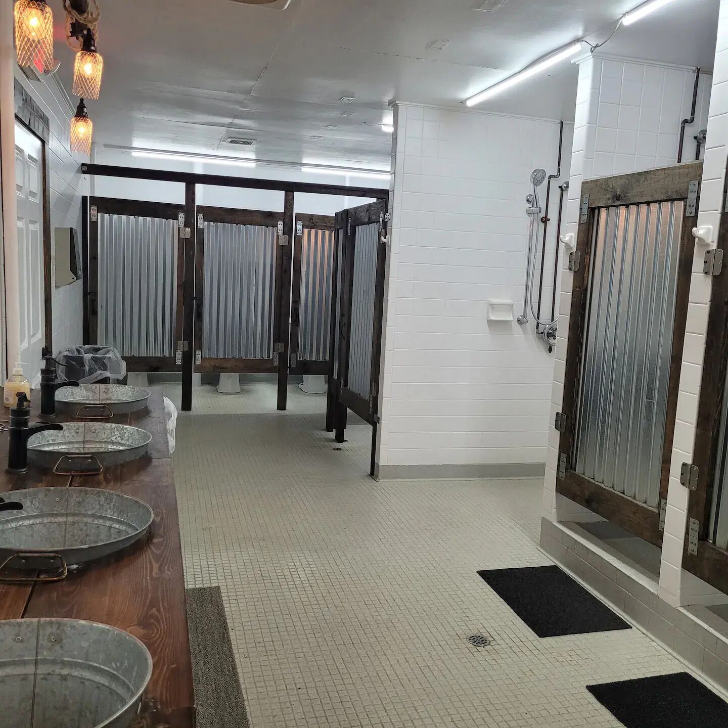 シャワー、タオル、石鹸、シャンプー