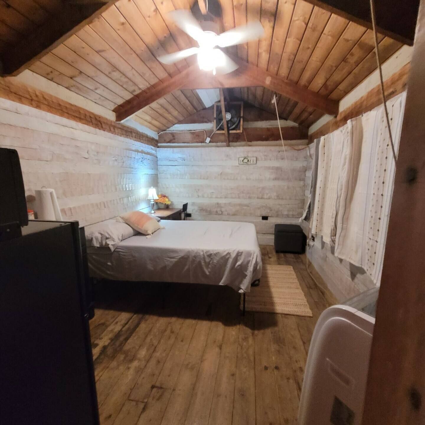 1 室のベッドルーム、デスク、ベッドシーツ