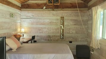 1 slaapkamer, een bureau, beddengoed