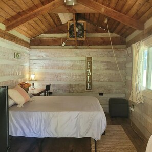 1 slaapkamer, een bureau, beddengoed