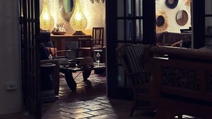 Un interior con zona de comedor, un sofá y una silla.