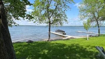 Une vue sur le lac, avec un quai, une rampe d’accès à l’eau abritée et une zone herbeuse.