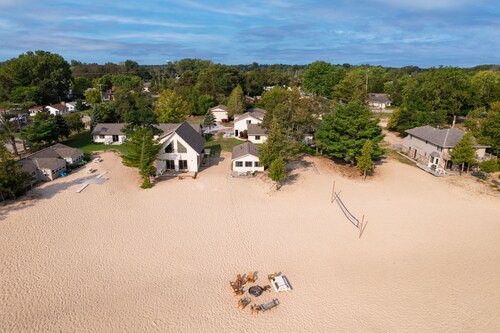 #2 Thomas' Parkside Cottages, 2nd floor Studio w/ lake Huron private
 beachfront