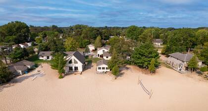 #2 Thomas' Parkside Cottages, 2nd floor Studio w/ lake Huron private
beachfront