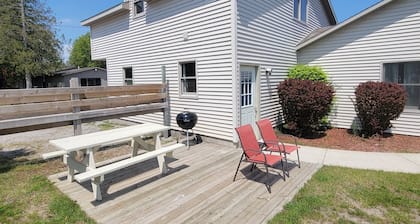 #2 Thomas' Parkside Cottages, 2nd floor Studio w/ lake Huron private
beachfront
