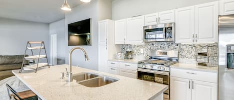 Refrigerador, microondas, horno, placa de cocina
