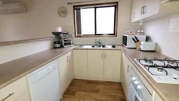 Microwave, dishwasher, coffee/tea maker