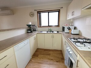 Microwave, dishwasher, coffee/tea maker - Serenity on Spry, Moonta Bay (Moonta Bay)