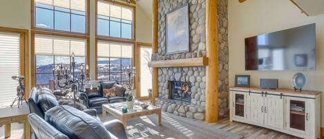 Télévision, cheminée, espaces bureaux, écrans d'ordinateur