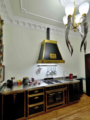 Kühlschrank, Ofen, Herdplatte, Wasserkocher