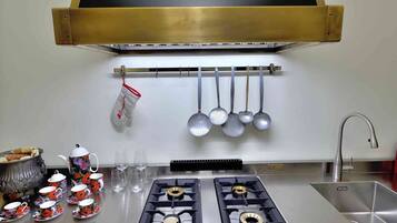 Fridge, oven, stovetop, electric kettle