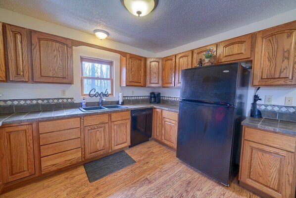 Fridge, microwave, oven, stovetop - Hiker's Hideout (close to downtown Logan) (Logan)