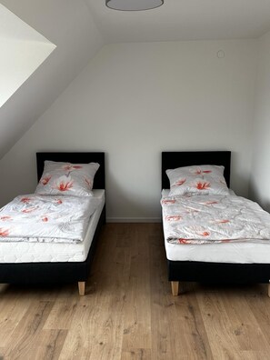 2 habitaciones, tabla de planchar con plancha, wifi y ropa de cama 