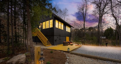 Couples Retreat, Yard Games, Firepit, Paddleboards