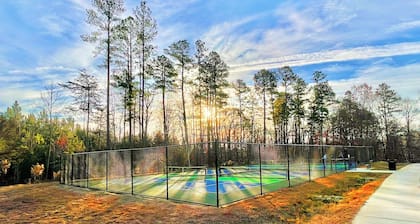 Couples Retreat, Yard Games, Firepit, Paddleboards