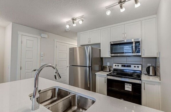 Fridge, microwave, stovetop, dishwasher