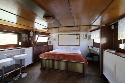 Insolite cabine sur Bateau péniche. Tout le confort, direct nature, proche Arles