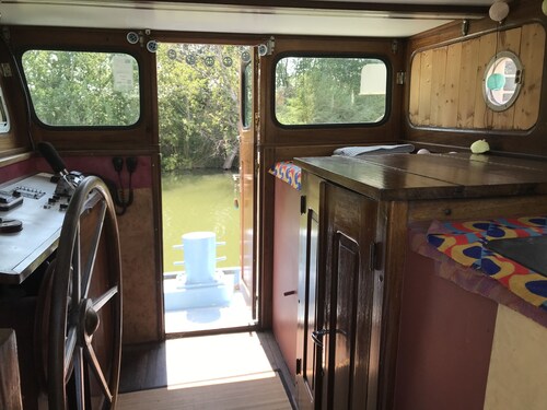 Insolite cabine sur Bateau péniche. Tout le confort, direct nature, proche Arles