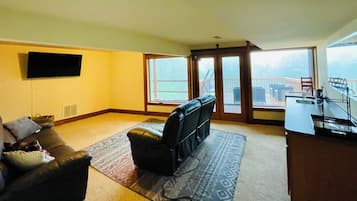 Smart TV, fireplace, computer monitors