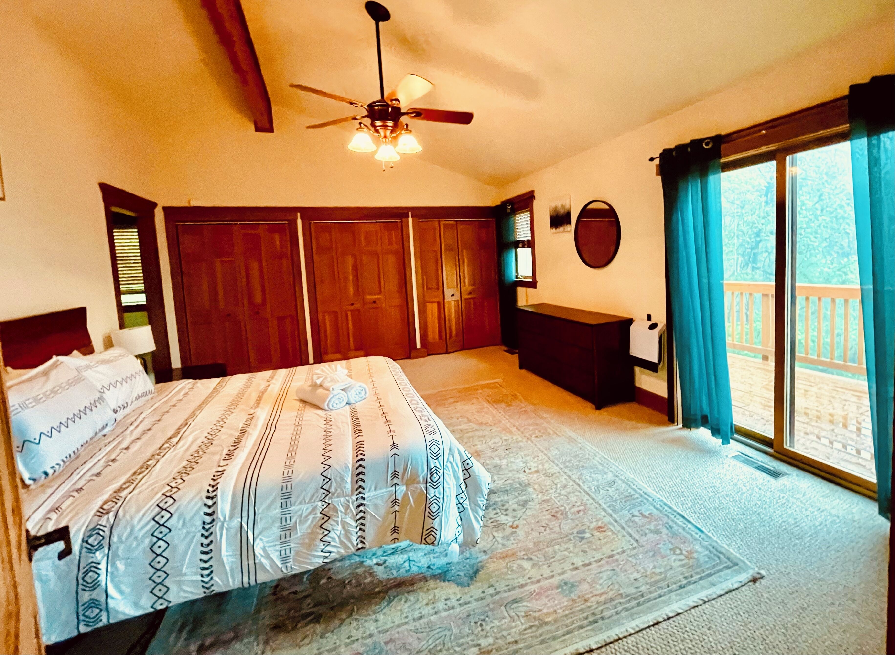 5 bedrooms, desk, iron/ironing board, WiFi (free)