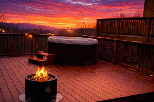 Timber frame chalet with incredible views minutes from Shenandoah National Park.