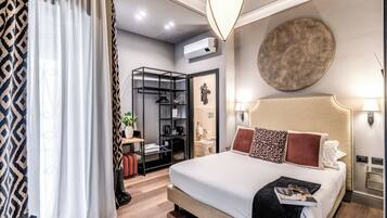 Habitación Deluxe | Edredones de plumas, caja fuerte, escritorio