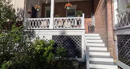 Stroll to UVM & Church St, cozy 1-bdrm Burlington apt