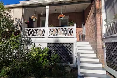 Stroll to UVM & Church St, cozy 1-bdrm Burlington apt