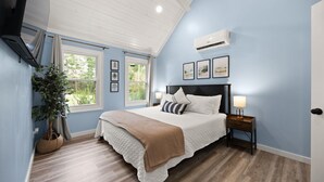 A bedroom with a bed, bedside lamps, a window, and a ceiling fan. - The Cumberland Collective~The Hideaway~<6mi to lake/golf. Great for families! (Burkesville)