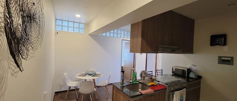 Appartement familial | Aire de séjour | Téléviseur connecté de 10 po avec télévision numérique