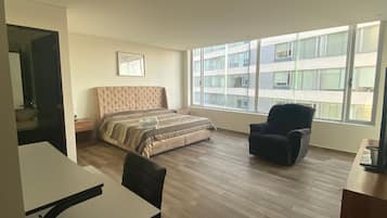 Habitación Deluxe | Tabla de planchar con plancha, wifi gratis y ropa de cama