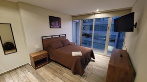 Tabla de planchar con plancha, wifi gratis y ropa de cama 